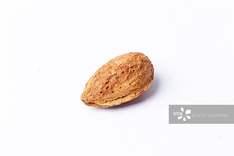 影棚拍摄白色背景巴坦木杏仁干果零食图片素材