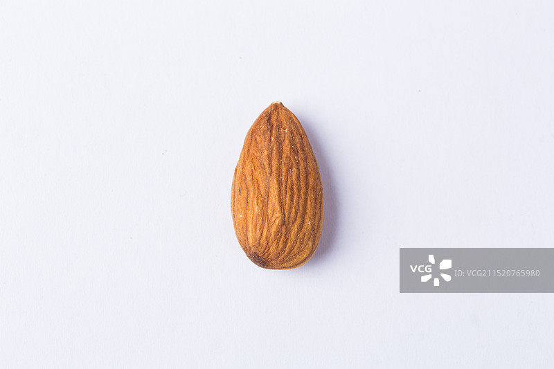 影棚拍摄白色背景巴坦木杏仁干果零食图片素材