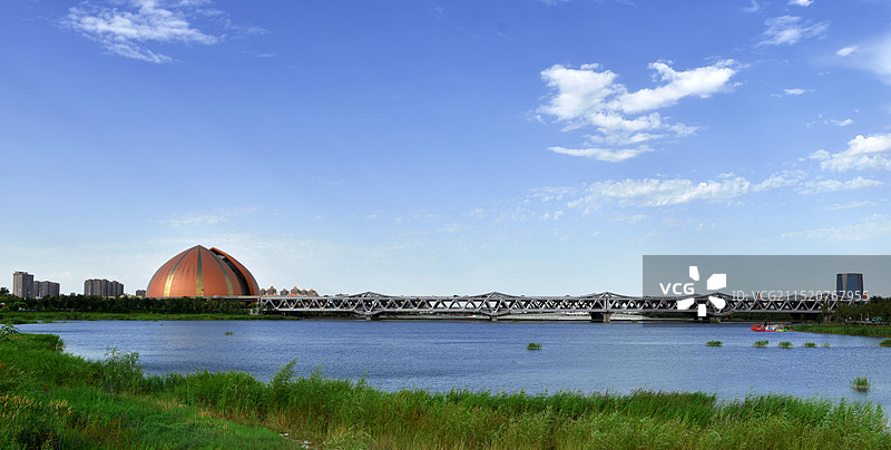 乌昌快速路头屯河景观大桥&新疆大剧院图片素材