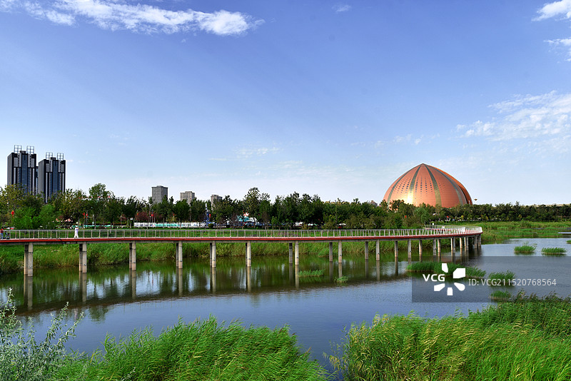 昌吉文化公园栈桥&新疆大剧院图片素材