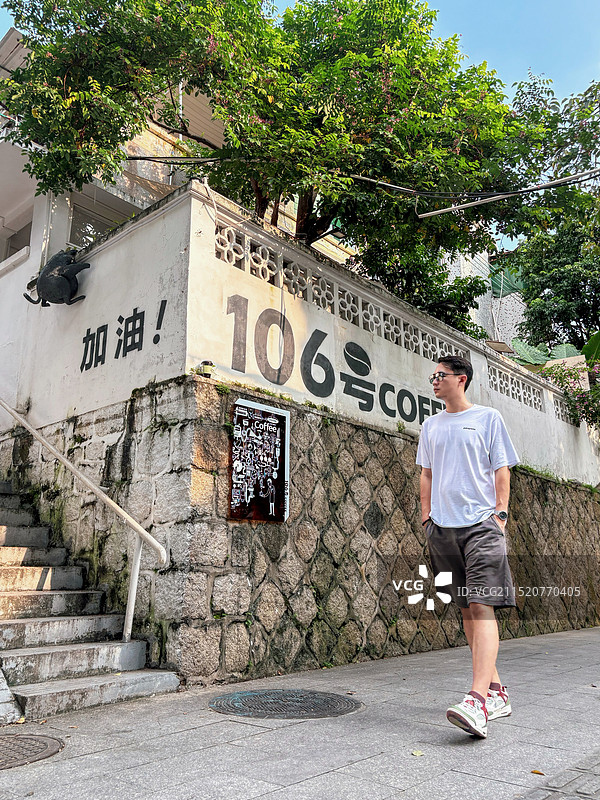街拍走在珠海狮山路光华街的男子图片素材