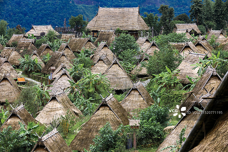云南省临沧市沧源县一个中国传统村庄翁丁村佤族民居图片素材