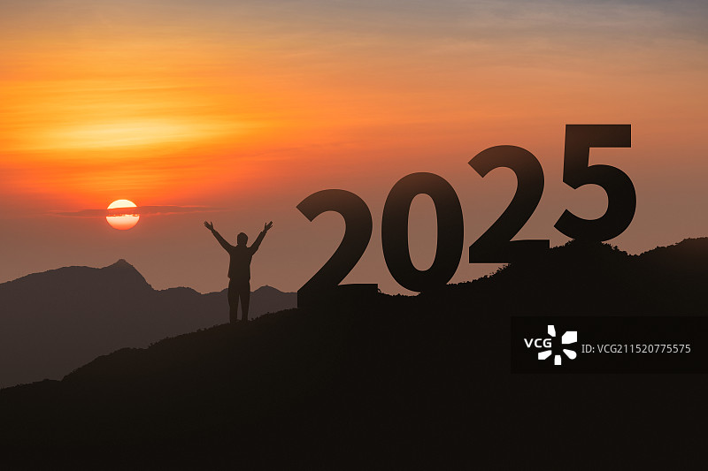 拥抱2025年的第一缕阳光图片素材