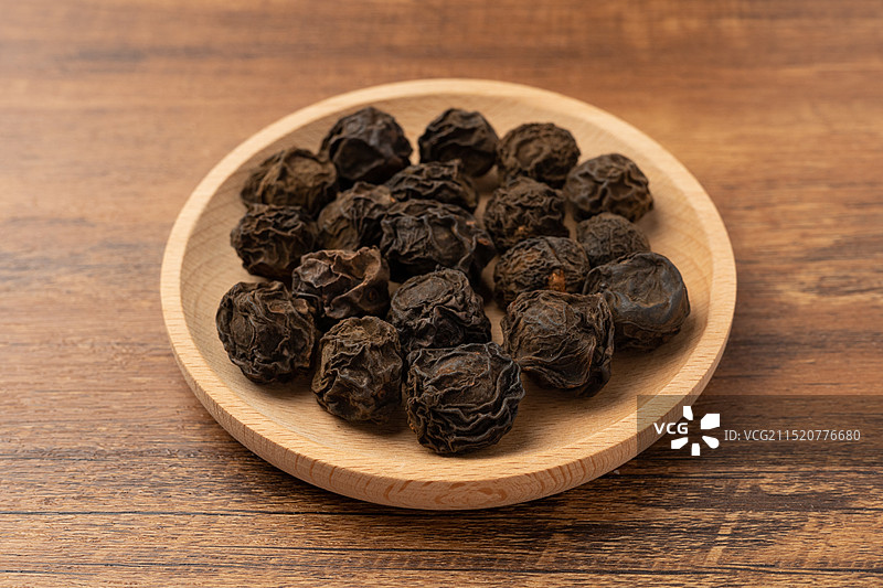 大果乌梅中药材，传统烟熏大乌梅干中草药，酸梅汤原料，泡水养生茶中药静物特写图片素材