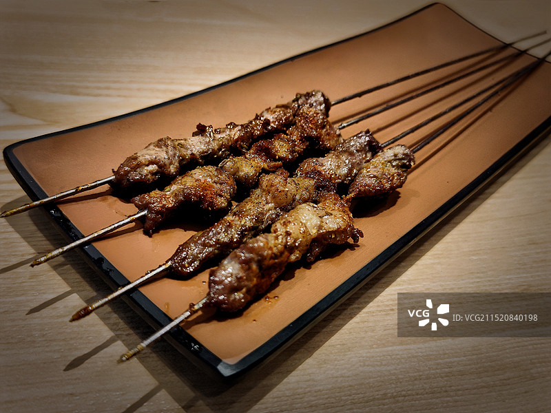 烧烤牛肉串：桌上食物高视角特写镜头图片素材