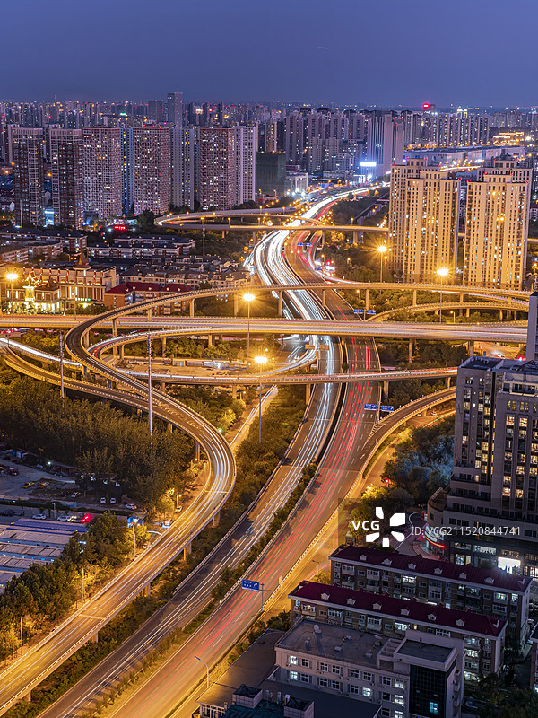 天津中石油桥夜景车轨图片素材