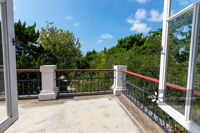 青岛八大关近代建筑蝴蝶楼阳台图片素材