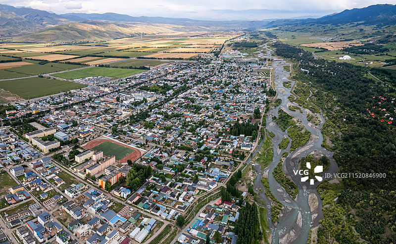 航拍新疆娜娜提小镇图片素材
