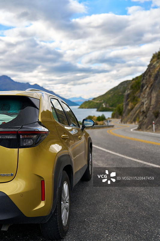 湖边山路S弯小轿车SUV特写图片素材