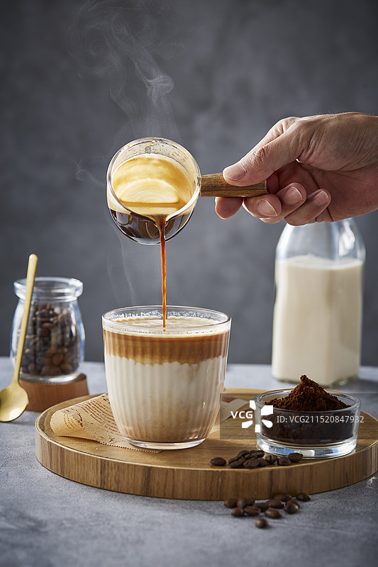 一名咖啡师在室内制作咖啡图片素材