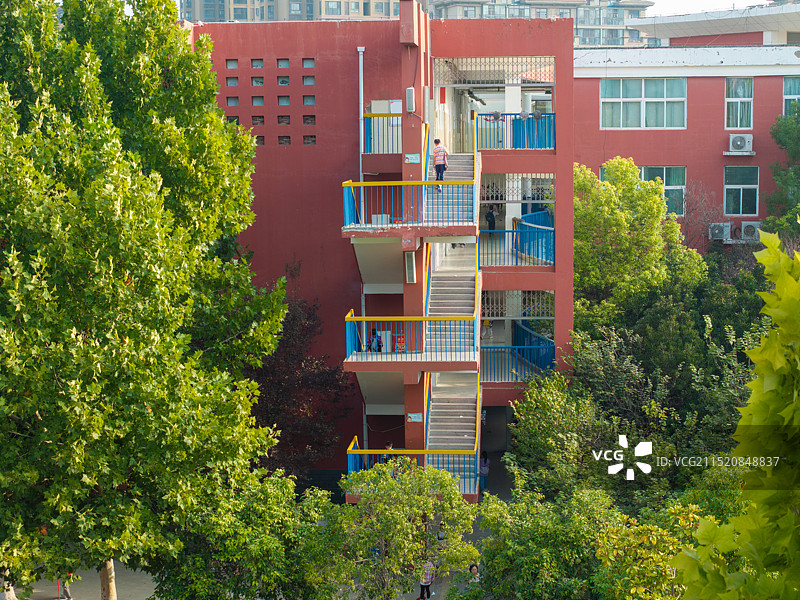 周口文昌小学教学楼外楼梯图片素材