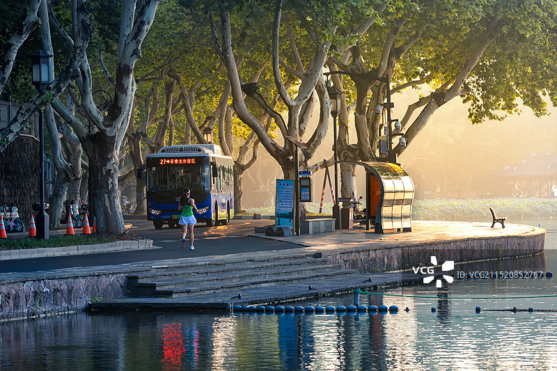 杭州西湖北山街清晨跑步的人和公交图片素材