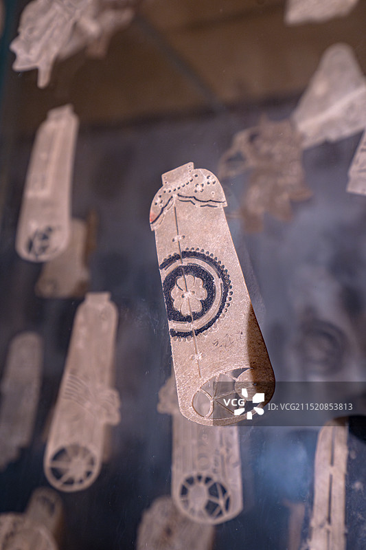 成都博物馆藏品文物皮影道具中式衣服，四川图片素材