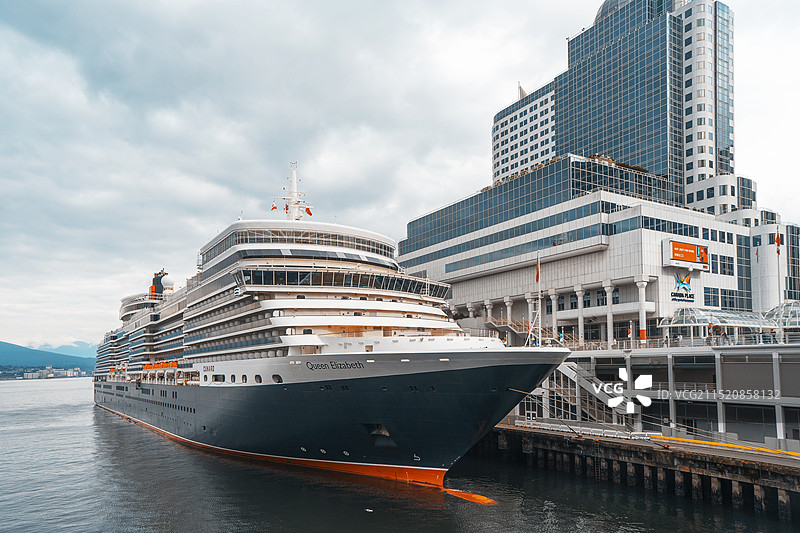 加拿大温哥华广场码头的伊丽莎白女王号邮轮图片素材