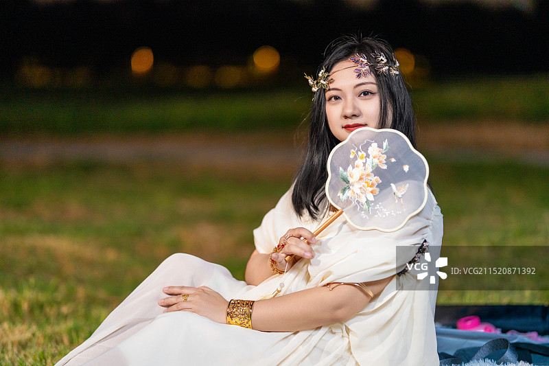 粉黛花田中的希腊风格夜景人像图片素材