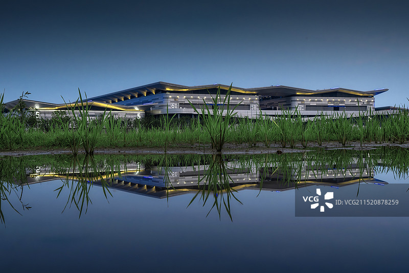 傍晚蓝调时刻的杭州大会展中心图片素材