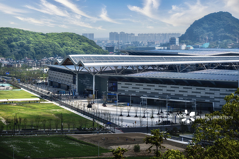 航拍鸟瞰白天的杭州大会展中心图片素材