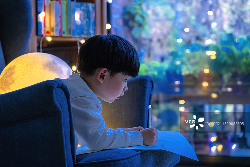 中秋之夜小男孩在画画图片素材