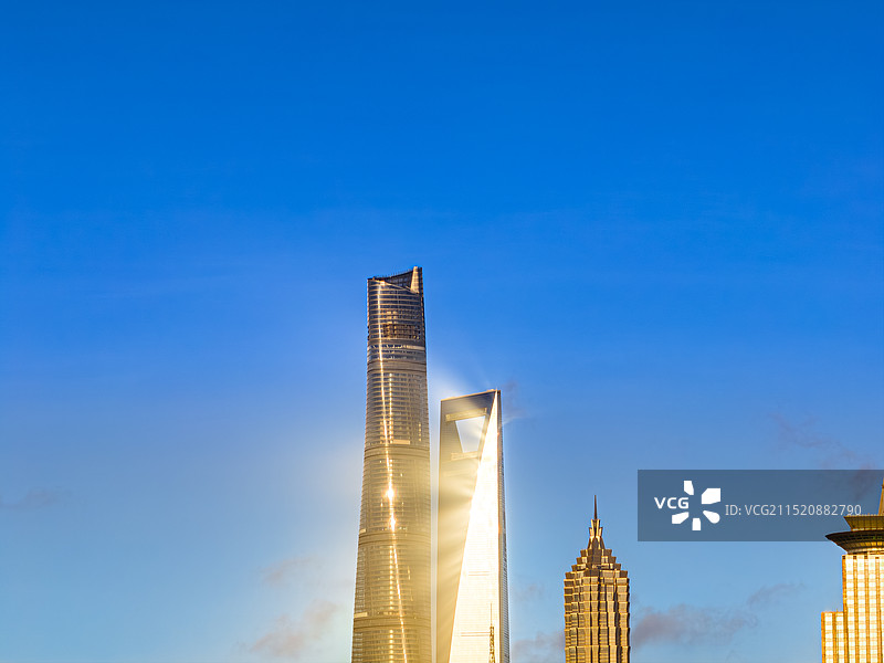 陆家嘴金融城 环球金融中心 上海中心 金茂大厦 摩天大楼闪耀金色光芒 城市日出丁达尔效应图片素材