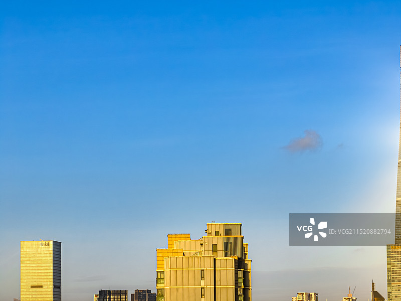 地产尚海郦景 摩天大楼闪耀金色光芒 城市日出丁达尔效应图片素材