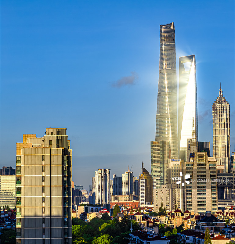 陆家嘴金融城 环球金融中心 上海中心 金茂大厦 摩天大楼闪耀金色光芒 城市日出丁达尔效应图片素材