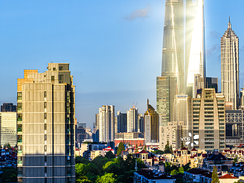 陆家嘴金融城 环球金融中心 上海中心 金茂大厦 摩天大楼闪耀金色光芒 城市日出丁达尔效应图片素材