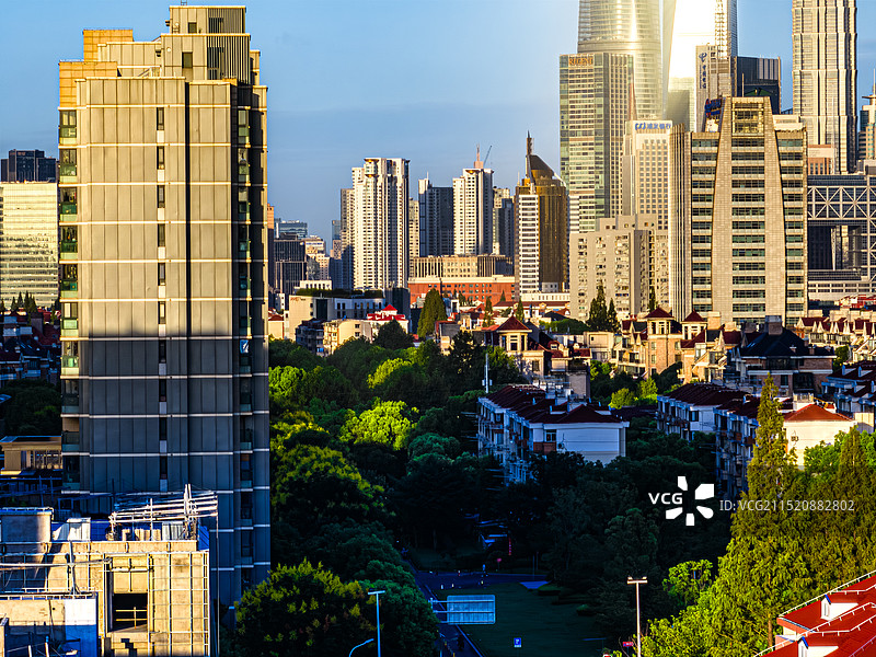 海院小区 环球金融中心 上海中心 金茂大厦 摩天大楼闪耀金色光芒 城市日出丁达尔效应图片素材