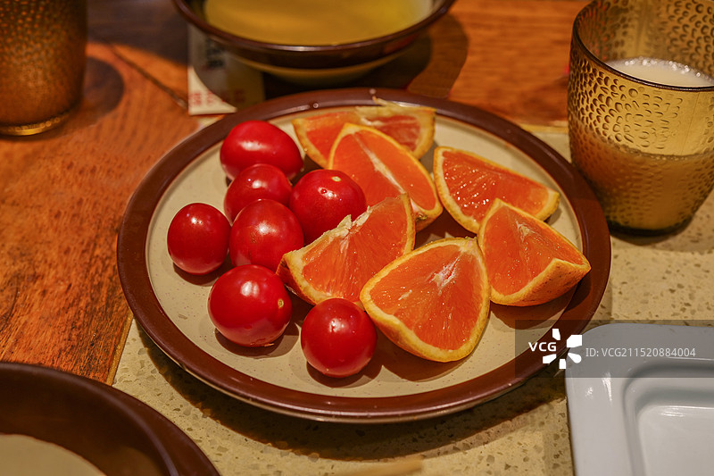 东北餐馆的果盘图片素材