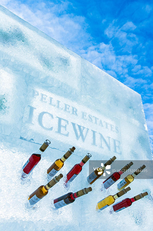 加拿大安大略省滨湖尼亚加拉葡萄庄园冰雕中展示的冰酒瓶图片素材
