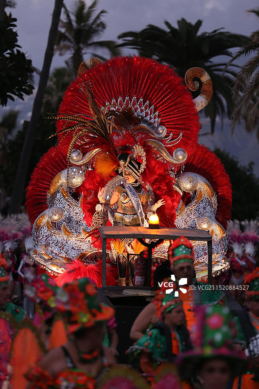 特内里费岛，加那利群岛 - 2018年克鲁斯港市狂欢节游行队伍中的舞蹈服装团体图片素材