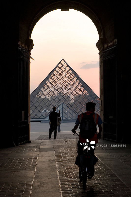 卢浮宫玻璃金字塔景观图片素材