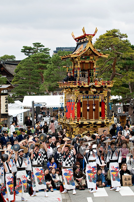 日本本州岛中部地区高山祭或山王祭装饰花车巡游图片素材
