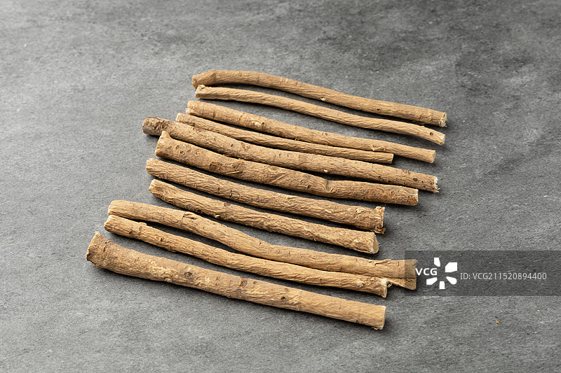 生黄芪整根大条中药材，黄芪棒中草药，北芪切片泡水养生茶，煲汤滋补煮粥泡酒中药静物特写图片素材