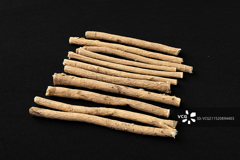 生黄芪整根大条中药材，黄芪棒中草药，北芪切片泡水养生茶，煲汤滋补煮粥泡酒中药静物特写图片素材