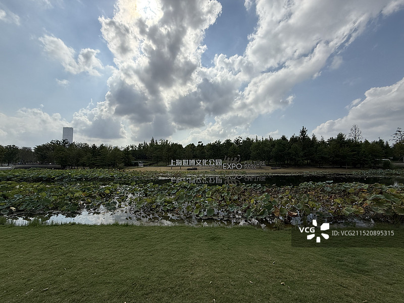 世博文化公园双子山景色，瀑布中心湖，山顶远眺城市景色图片素材