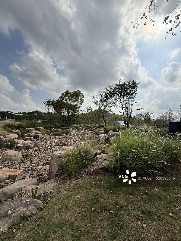 世博文化公园双子山景色，瀑布中心湖，山顶远眺城市景色图片素材