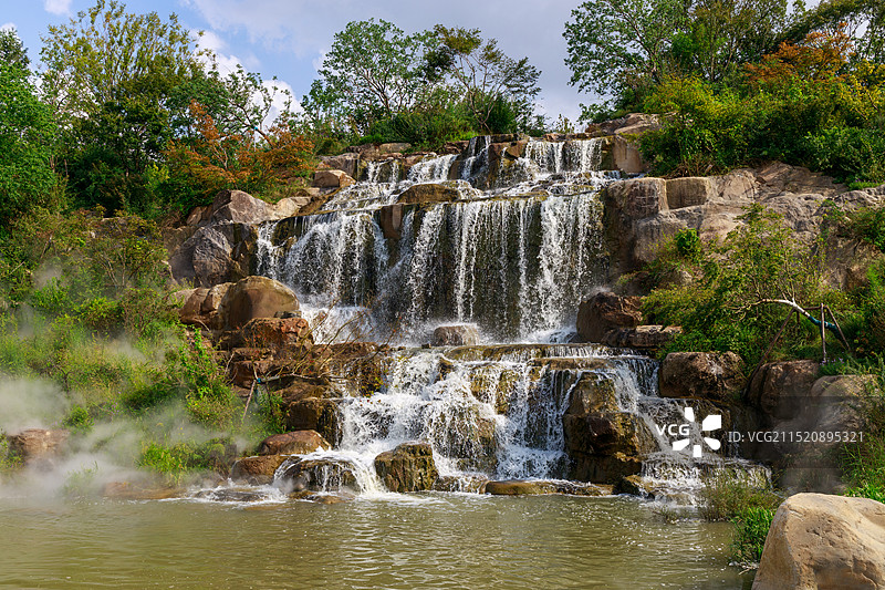 世博文化公园双子山景色，瀑布中心湖，山顶远眺城市景色图片素材