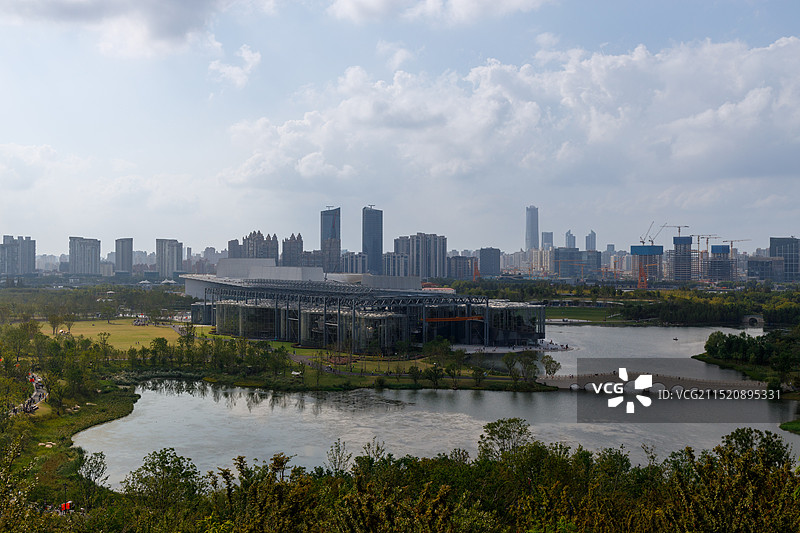 世博文化公园双子山景色，瀑布中心湖，山顶远眺城市景色图片素材