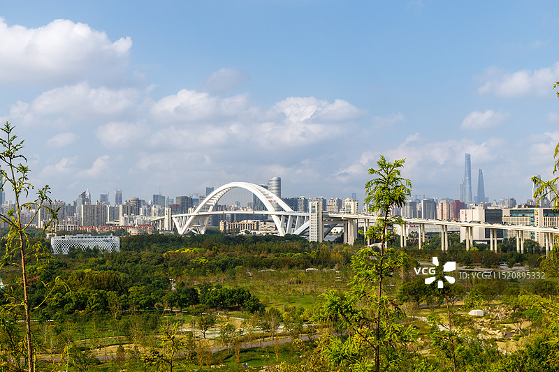 世博文化公园双子山景色，瀑布中心湖，山顶远眺城市景色图片素材