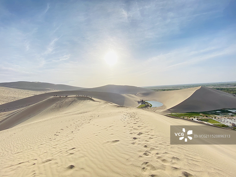 甘肃敦煌鸣沙山沙漠月牙泉图片素材