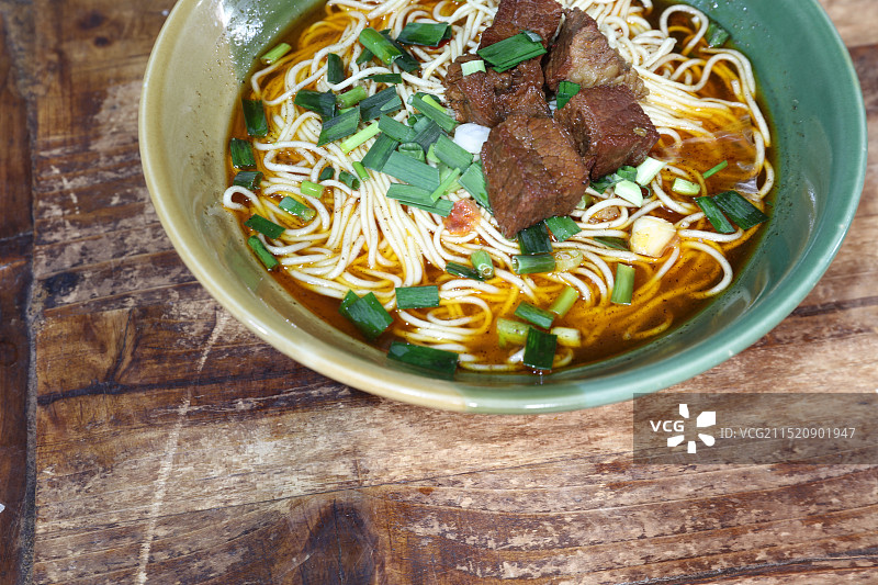 桌子上的一碗牛肉面图片素材