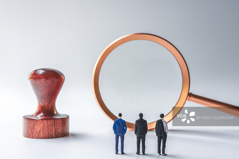 放大镜、三个人物、木制印章与白色背景图片素材