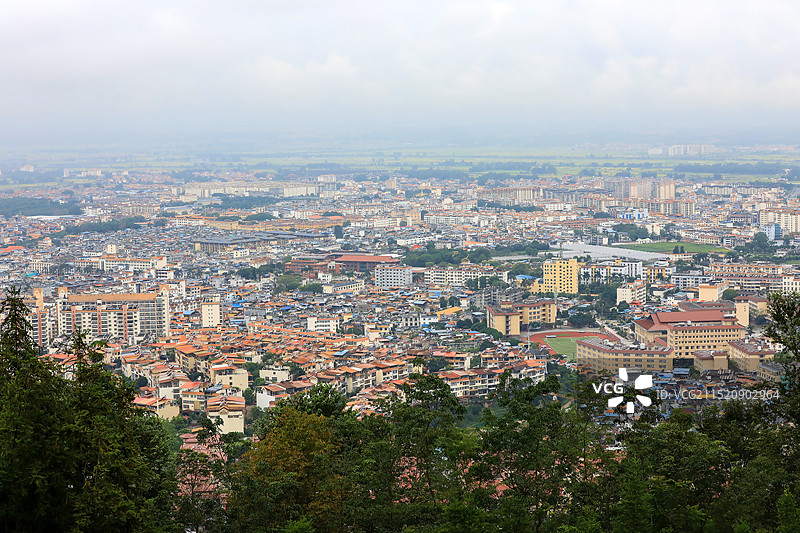 雷崖让山俯瞰云南省德宏州芒市城市全景图片素材