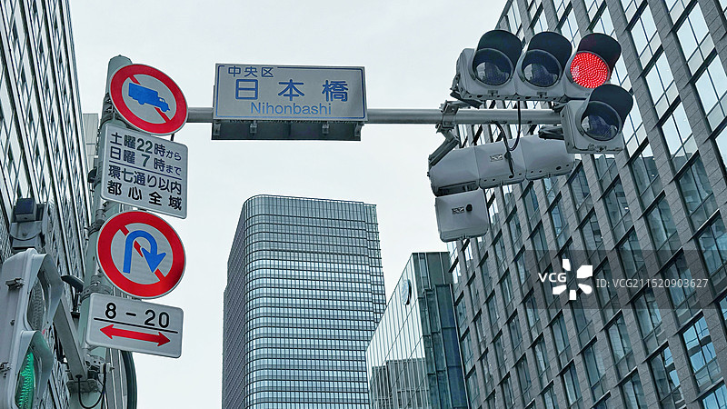 东京日本桥街区的交通标志及红绿灯！图片素材