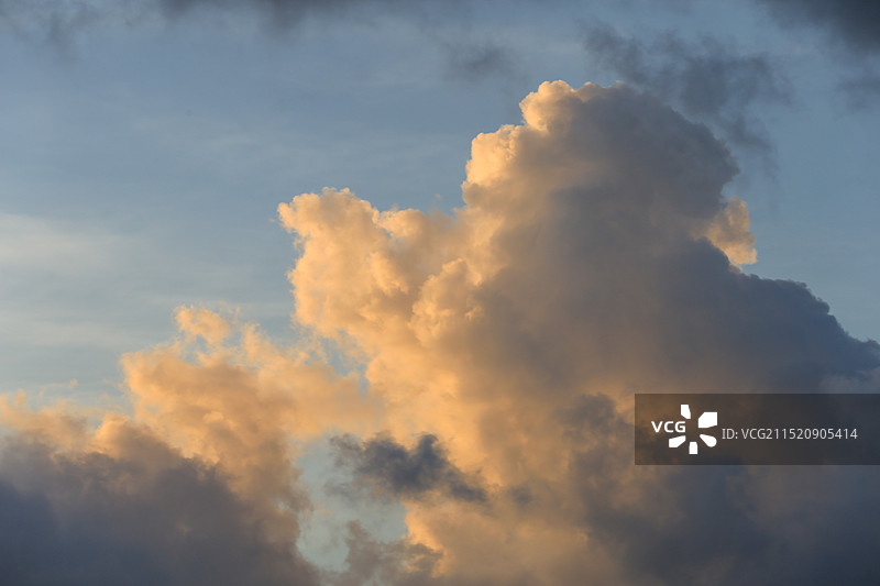 天空中各式各样的云的形状图片素材