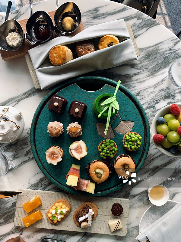 餐桌上食物的高角度视图图片素材