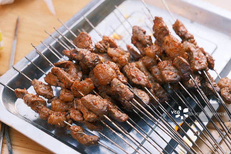 烧烤架上食物的特写镜头图片素材