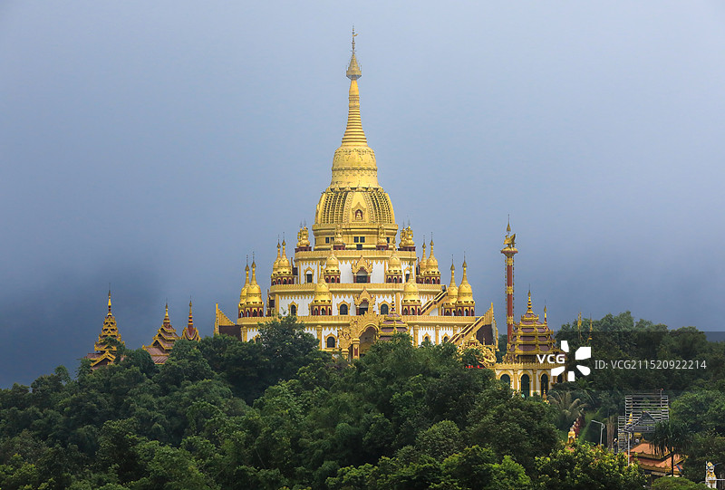 清朗的天空映衬下的寺庙金色佛塔图片素材