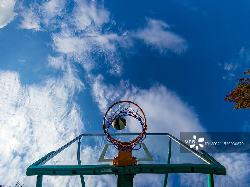 云南省玉溪市山水佳园别墅区篮球场与蓝天白云图片素材