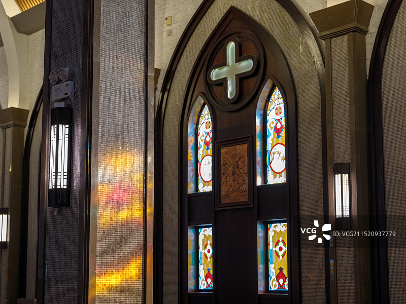 教堂内部的彩色玻璃图片素材